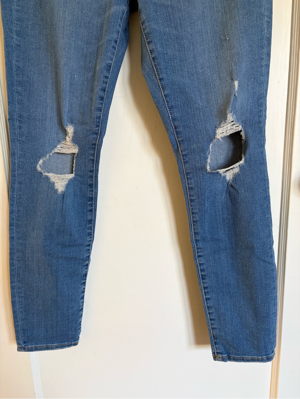 Universal Thread Women's Blue Ripped Skinny Jeans - Picture 3 of 9